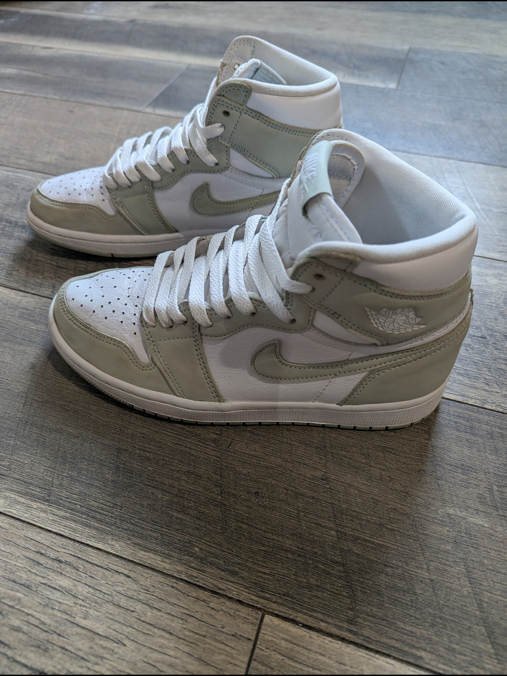 Nike Air Jordan 1 Women’s High-Top Sneakers White and Sage - Picture 2 of 6